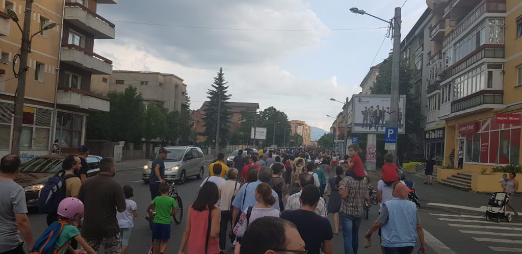 udate live video – foto sibienii protestează - peste 3.000 de oameni în stradă. ”stop joc, penalilor!”