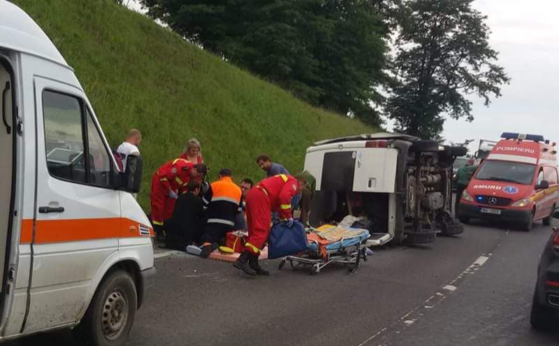 UPDATE VIDEO FOTO Microbuz răsturnat pe DN14. Cel puțin patru răniți