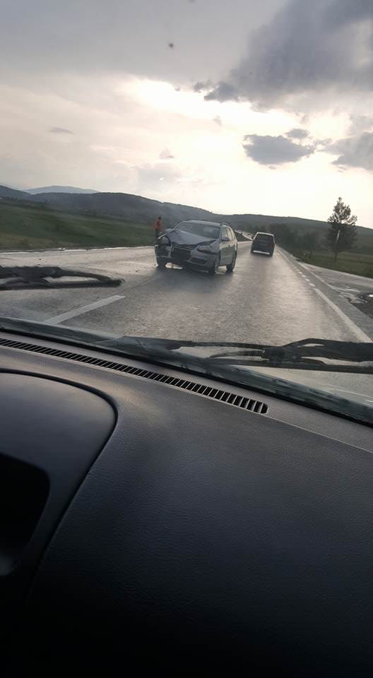 FOTO - Autoturism răsturnat pe DN 1. O persoană rănită