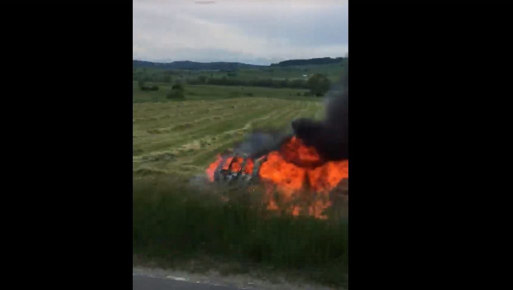 foto maşina în flăcări între sibiu şi agnita