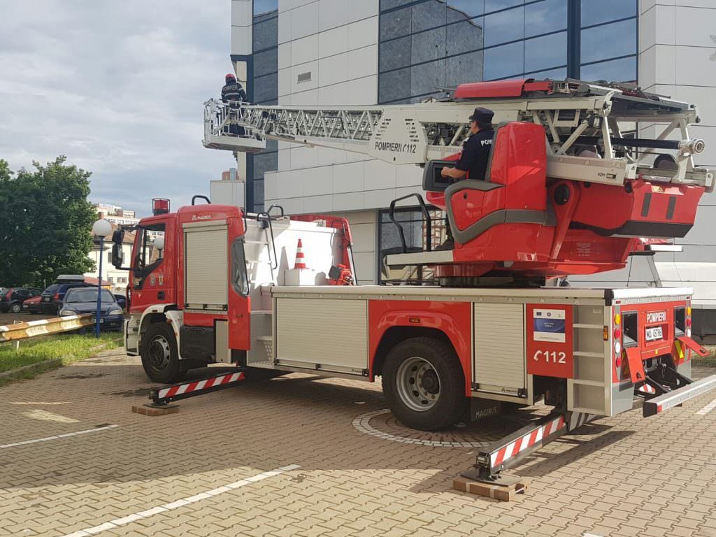 Foto - Pescăruș rănit la o aripă salvat de pompieri la Sibiu