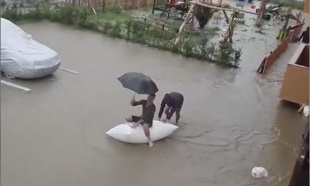 video foto inundații în cartierul arhitecților - oamenii au făcut haz de necaz