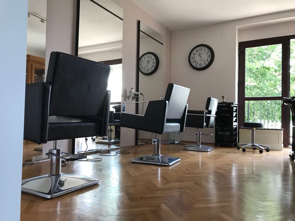 foto cel mai ”cool” salon din sibiu și-a schimbat adresa - noua locație e mult mai plăcută!