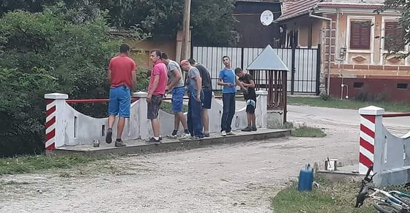 FOTO Revoltă la Dobârca - Localnicii repară pe banii lor ceea ce primăria refuză să facă