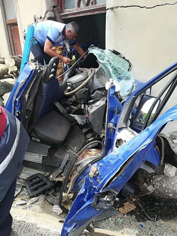 update vide foto un camion cu lemne a intrat într-o casa la apoldu de sus