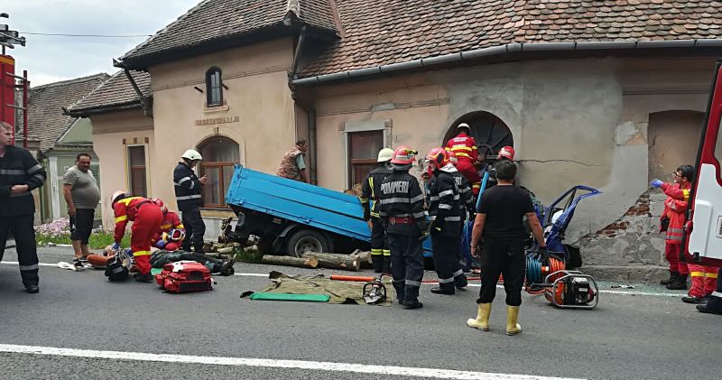 update vide foto un camion cu lemne a intrat într-o casa la apoldu de sus