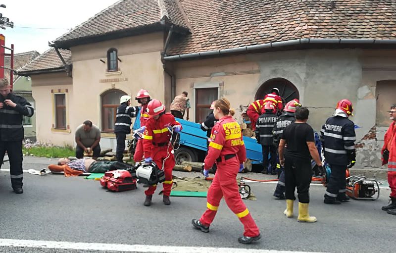 update vide foto un camion cu lemne a intrat într-o casa la apoldu de sus