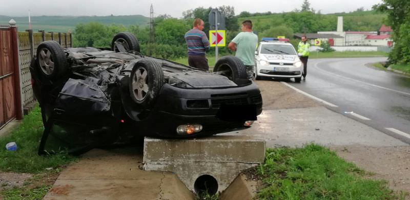 foto mașină răsturnată la șeica mare. șoferul e rănit