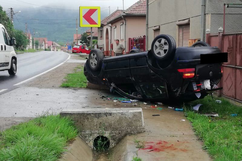 foto mașină răsturnată la șeica mare. șoferul e rănit