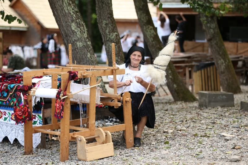 foto weekend de vis la muzeul în aer liber. au fost zeci de mii de oameni acolo