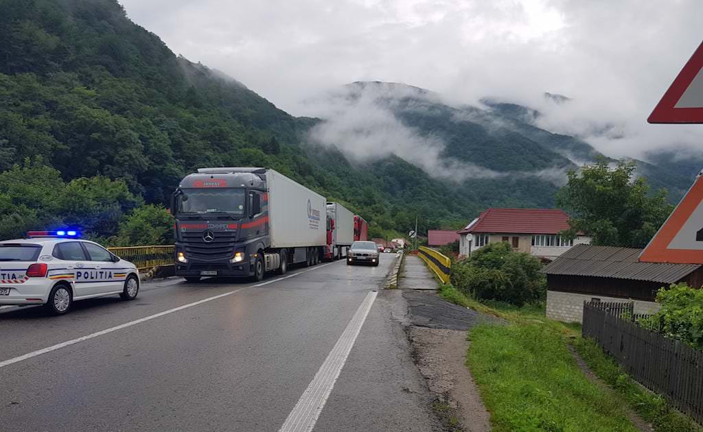 foto - accident cu trei tir-uri pe valea oltului