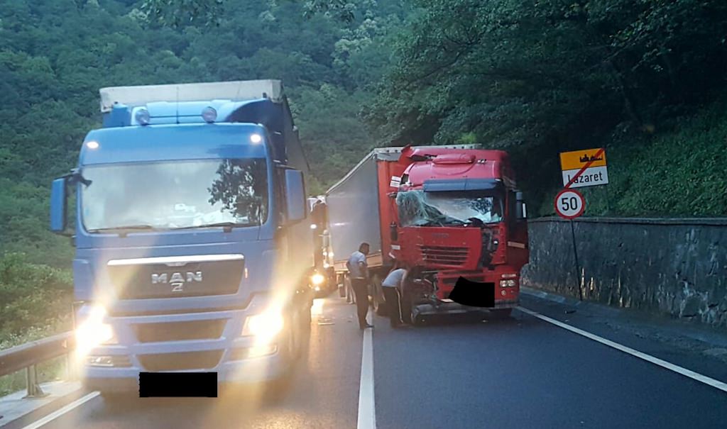 FOTO - Accident cu două TIR-uri pe Valea Oltului. Traficul este îngreunat