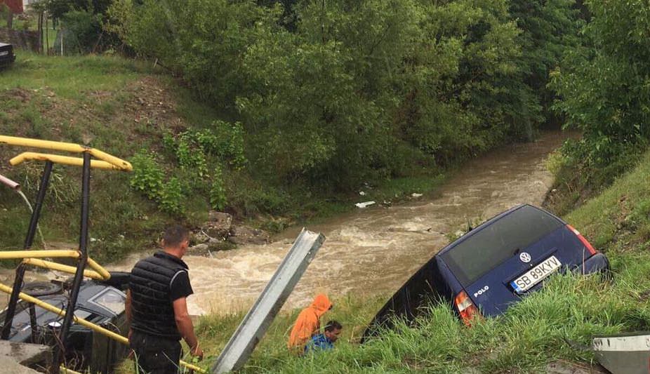 foto - mașini ajunse în râu la rășinari. una s-a răstunat