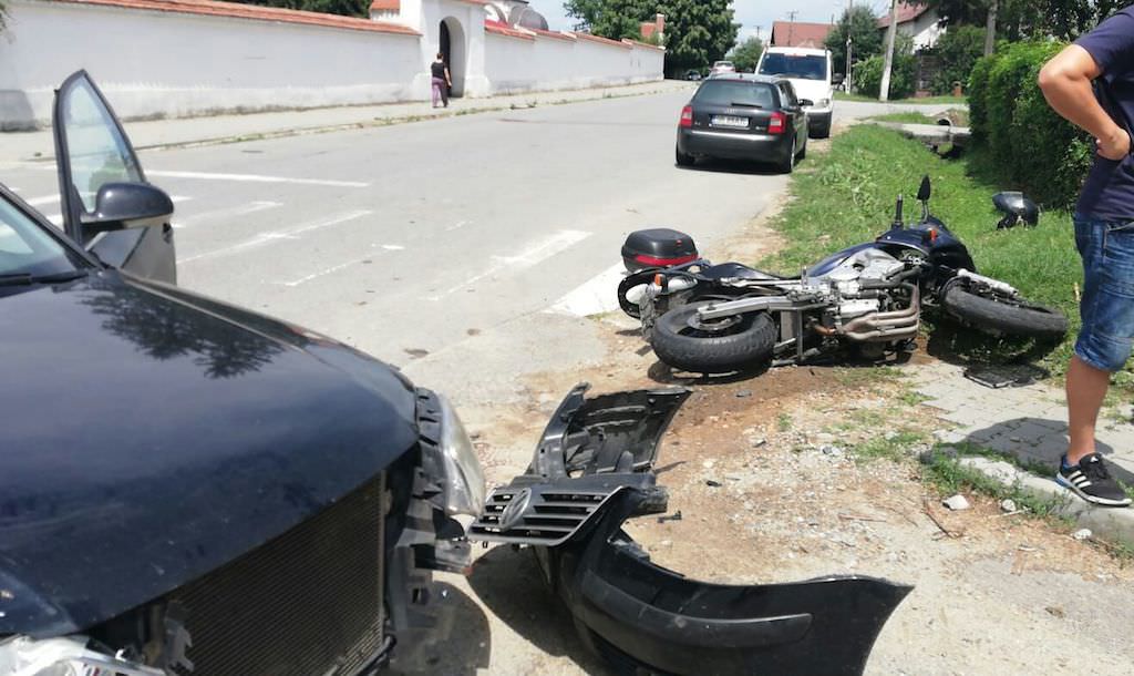 foto - motociclist acroșat de un șofer neatent la tălmaciu