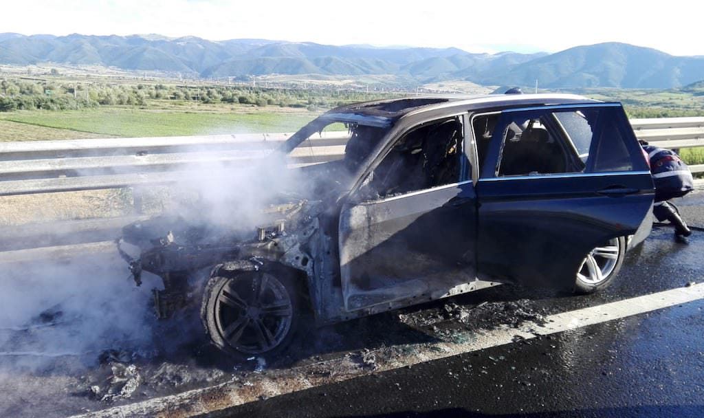 FOTO - BMW în flăcări pe autostrada Sibiu - Orăștie