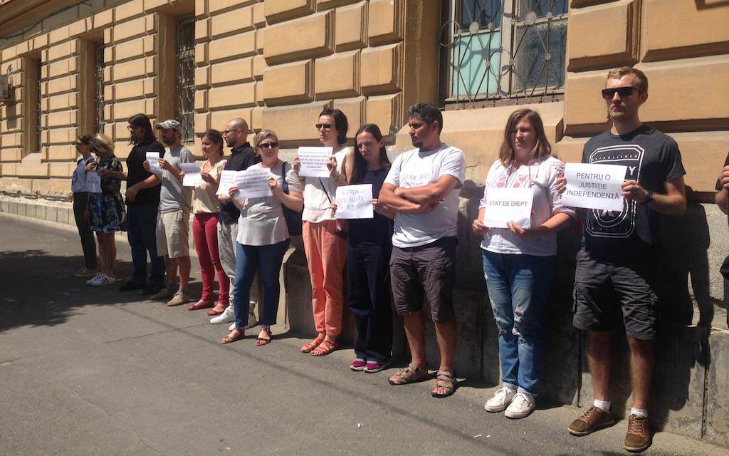 VIDEO FOTO Flashmob pentru susținerea justiției în fața Tribunalului Sibiu