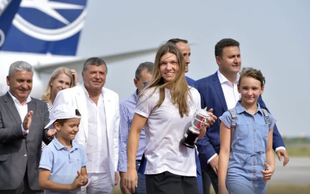 video - halep la întoarcerea acasă: ’’cel mai frumos moment al vieţii mele a fost când s-a cântat imnul româniei la roland garros’’