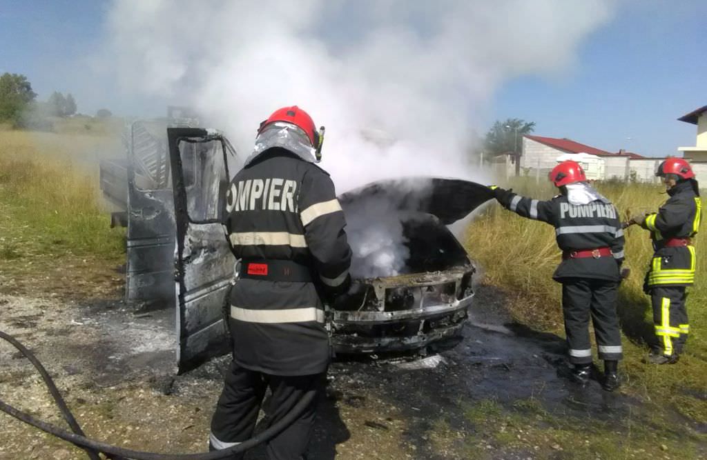 mașină în flăcări la șura mare. fără victime