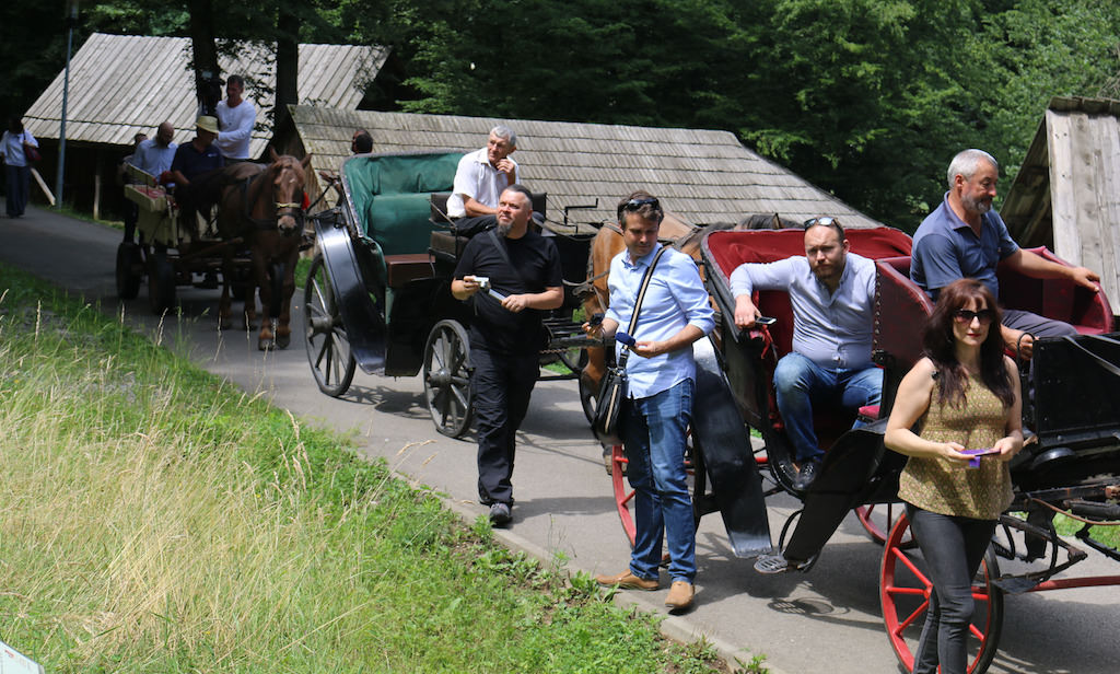 foto - ministrul turismului, ghid pentru jurnaliștii străini la sibiu. pe unde i-a plimbat