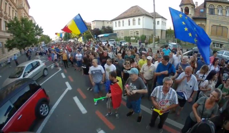 video foto proteste la sibiu - aplauze în fața tribunalului - momente emoționante acasă la iohannis