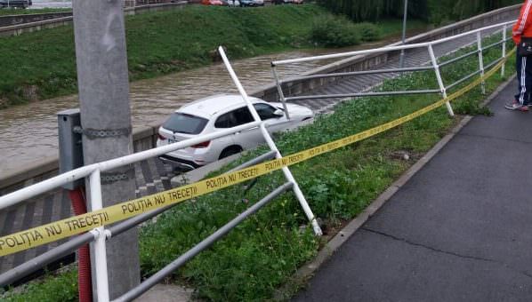 Mașină căzută sub pod la Sibiu. O șoferiță la volan. Nu e singura