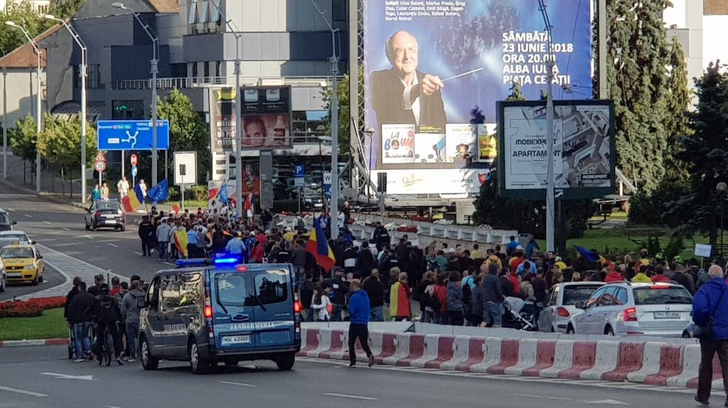 video foto peste 1.500 de oameni în stradă la sibiu - se scandează ’’psd, ciuma roșie!’’