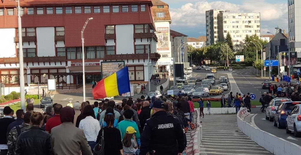 video foto peste 1.500 de oameni în stradă la sibiu - se scandează ’’psd, ciuma roșie!’’