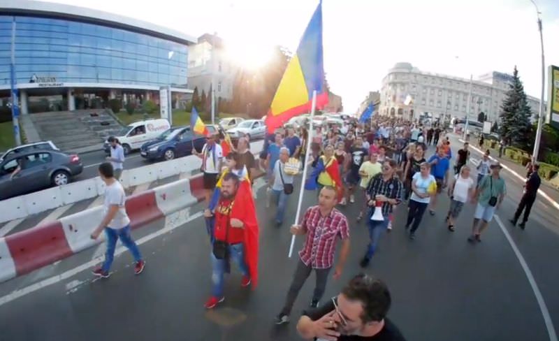 live video – foto peste 2.000 de sibieni în stradă - prima doamnă i-a salutat pe manifestanți