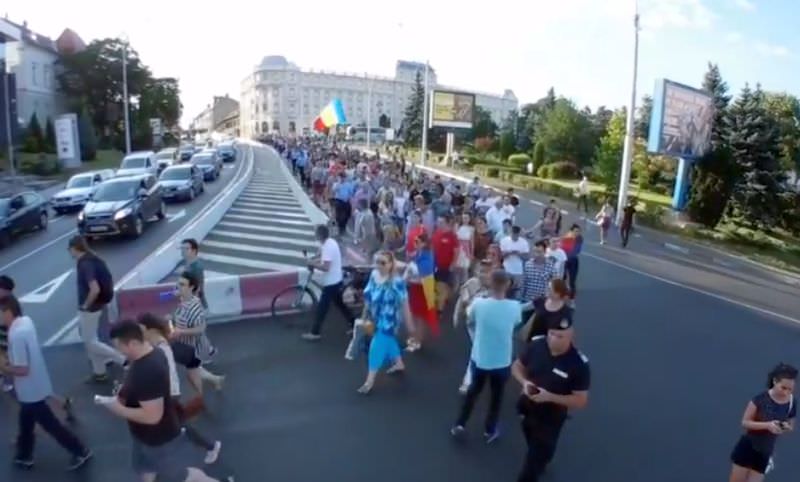 live video – foto peste 2.000 de sibieni în stradă - prima doamnă i-a salutat pe manifestanți