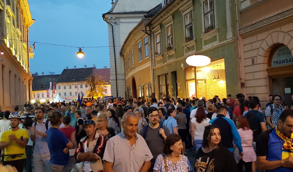 video foto - peste 4.000 de sibieni au protestat prin tot orașul. s-a strigat la unison ’’românia, trezește-te!’’