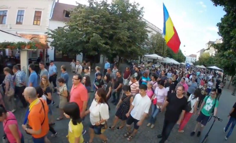 live video – foto peste 2.000 de sibieni în stradă - prima doamnă i-a salutat pe manifestanți