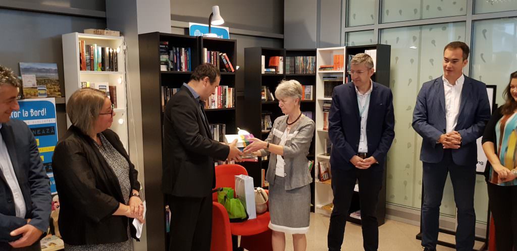 foto - bibliotecă pentru pasageri inaugurată la aeroportul internațional sibiu