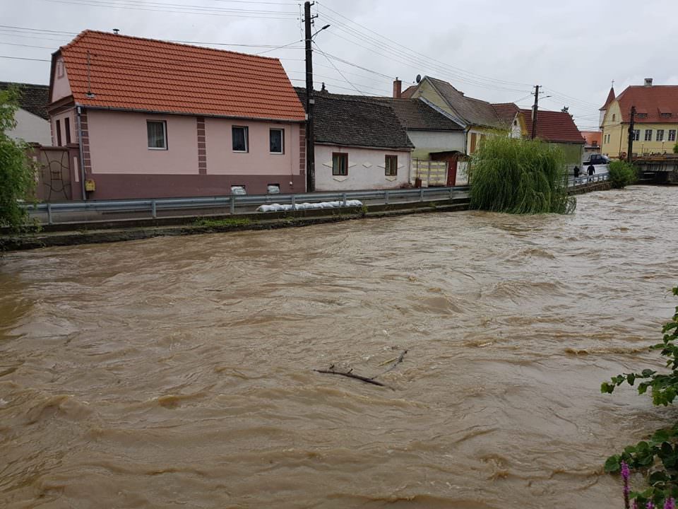 foto video cibinul a ieșit din matcă la cristian. și la sibiu s-a depășit cota de inundații