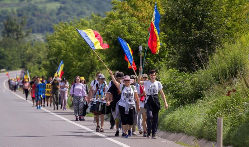 marșul centenarului ajunge la sibiu. participanții își caută cazare