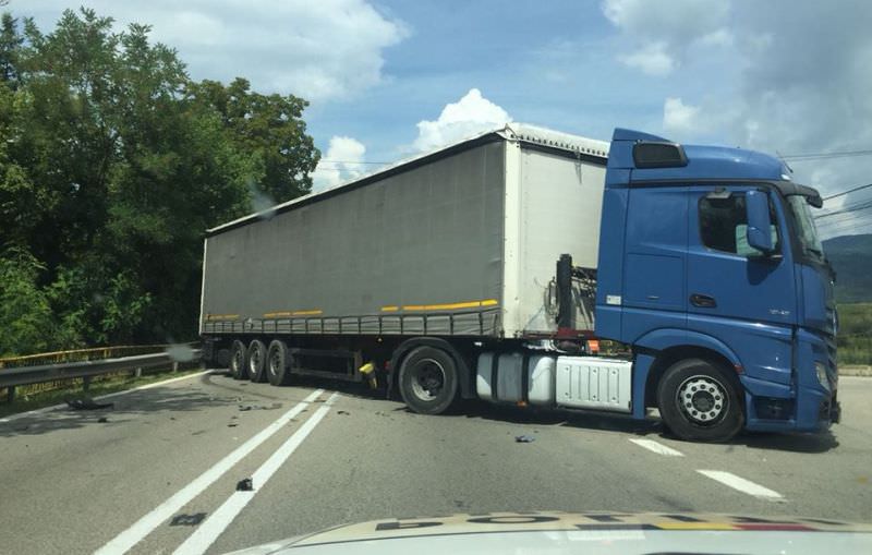 update trafic blocat pe valea oltului - un tir s-a pus de-a latul