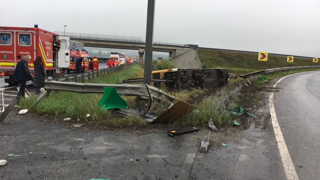 video - foto autobuz răsturnat pe autostradă la sibiu. peste 30 de răniți