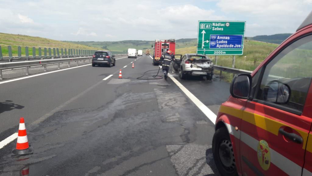 foto - incendiu auto pe autostrada sibiu - deva