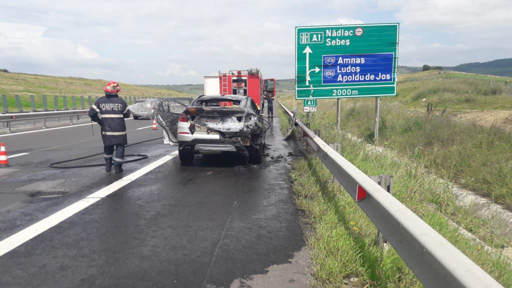 foto - incendiu auto pe autostrada sibiu - deva