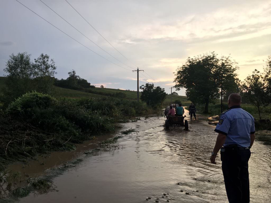 FOTO - Zeci de locuințe evacuate din cauza inundațiilor și drumuri județene închise la Sibiu