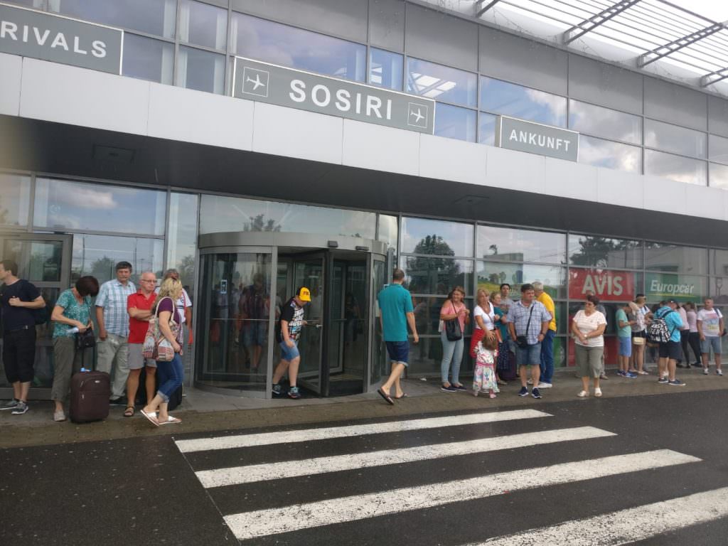 se știe cauza mirosului înțepător din aeroportul sibiu - pasagerii în continuare evacuați