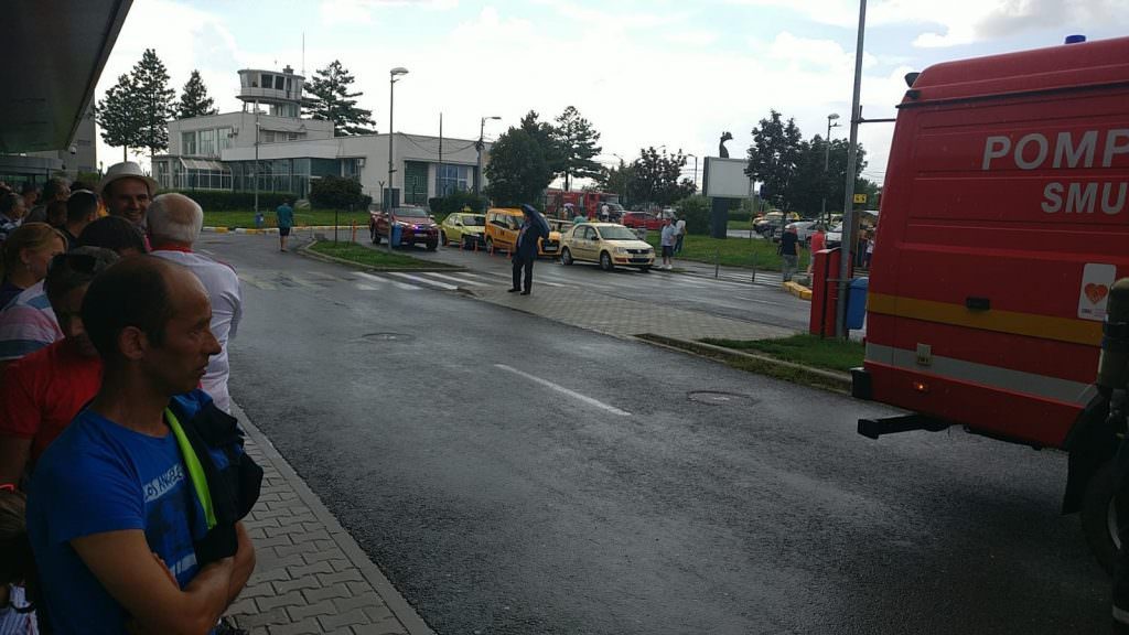 update video foto - alertă la aeroportul sibiu - pasagerii evacuați de urgență din terminal