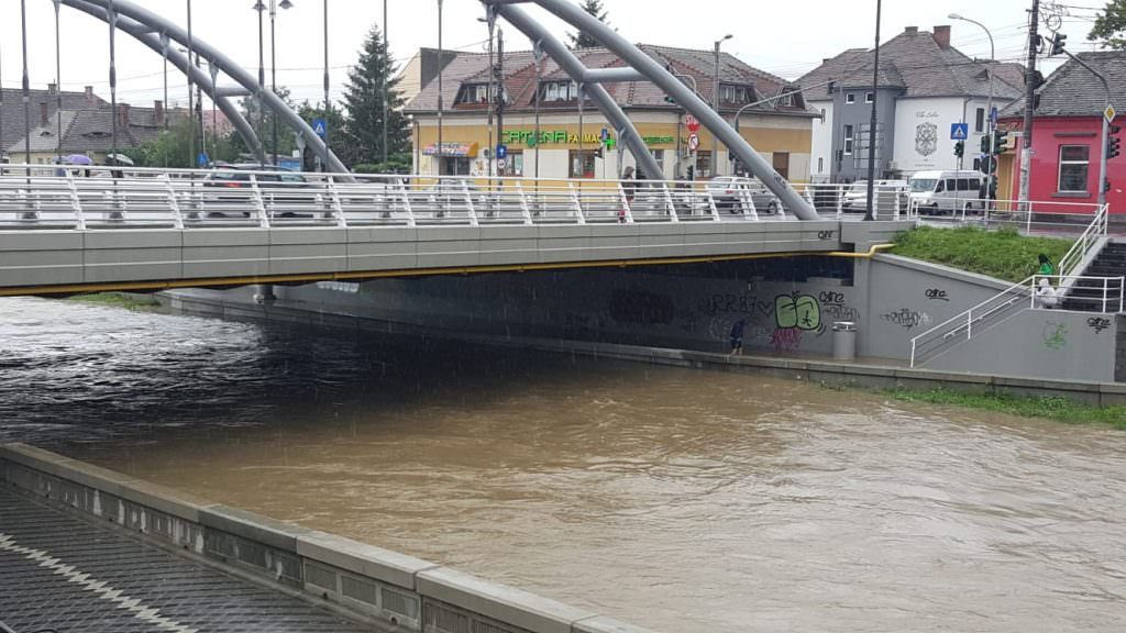 video foto cibinul a ieșit din matcă în mai multe zone din sibiu. situația este destul de gravă