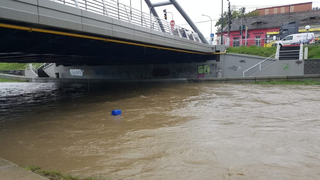 video foto cibinul a ieșit din matcă în mai multe zone din sibiu. situația este destul de gravă