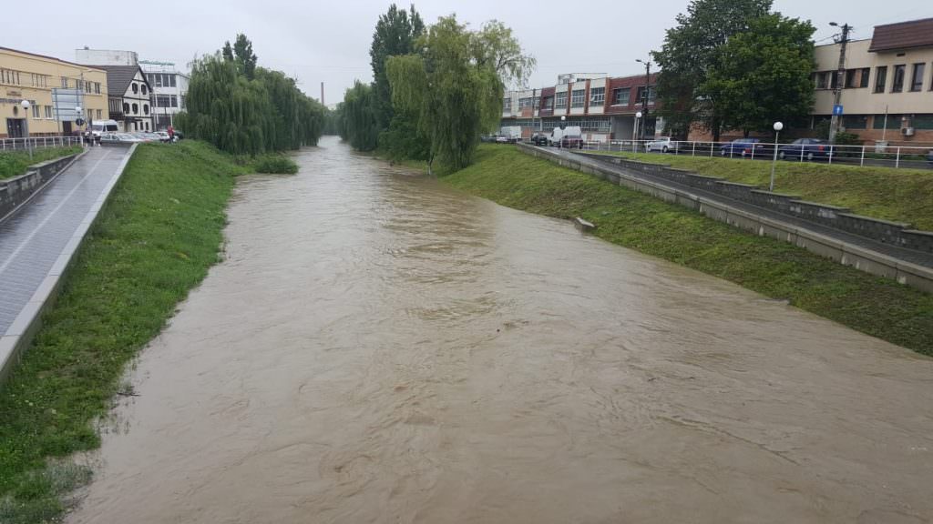 video foto cibinul a ieșit din matcă în mai multe zone din sibiu. situația este destul de gravă