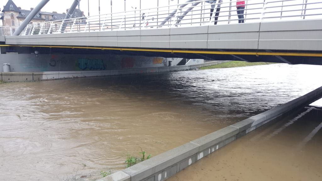 video foto cibinul a ieșit din matcă în mai multe zone din sibiu. situația este destul de gravă