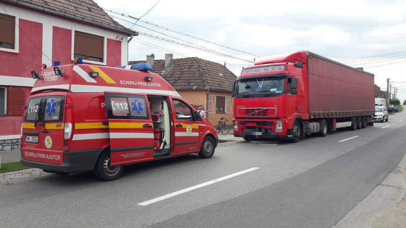 FOTO - Ciclist acroșat de un TIR în Șura Mică