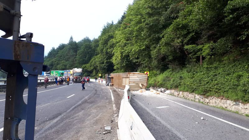 update foto - tir răsturnat pe valea oltului - trafic blocat la lazaret