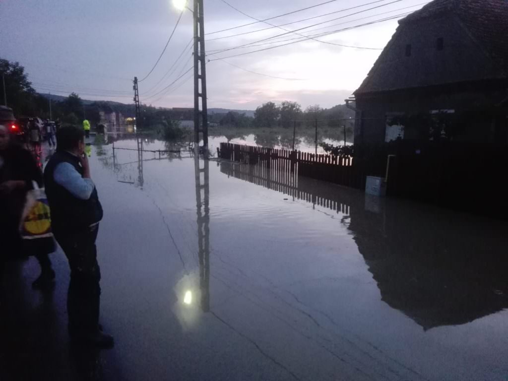 FOTO Inundațiile din județul Sibiu. Pompierii au acționat toată noaptea