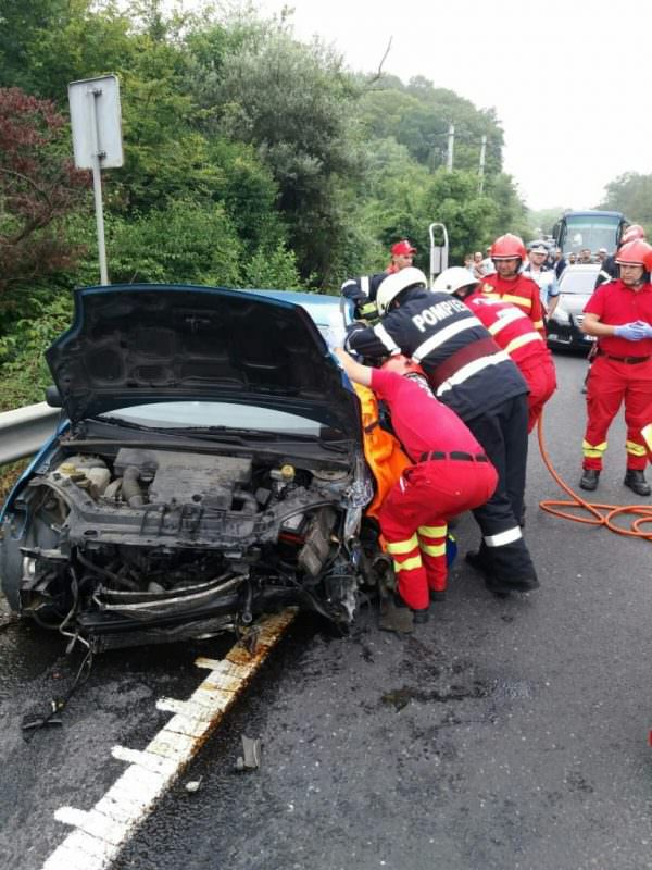 UPDATE FOTO - Accident pe DN1 la Bradu. O persoană grav rănită