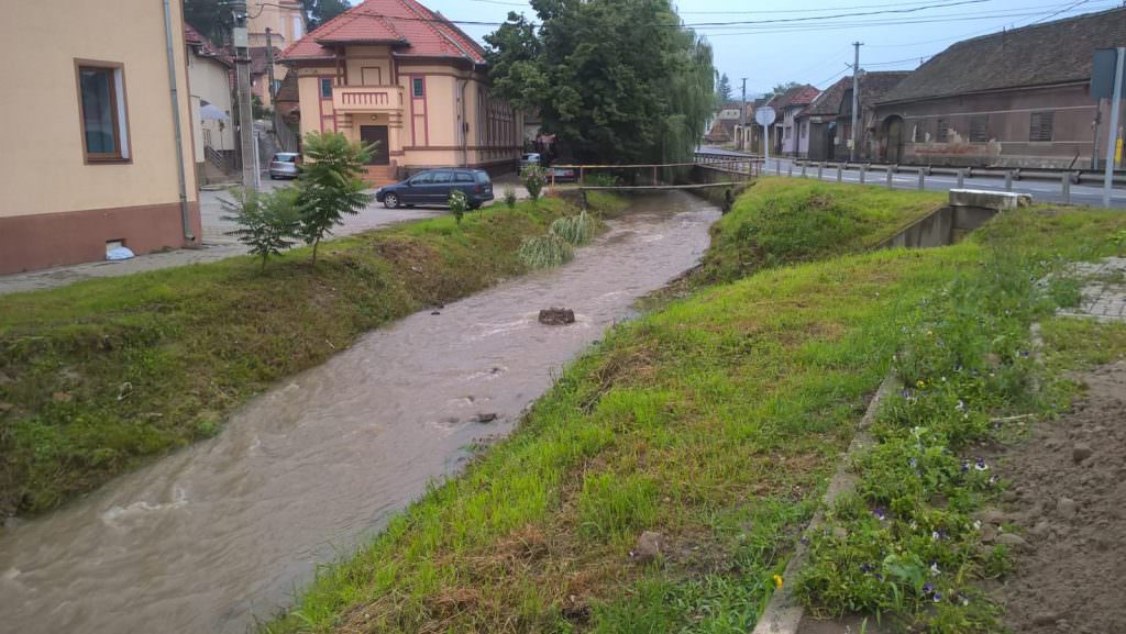 foto - apele încep să se retragă în zonele inundate din sibiu